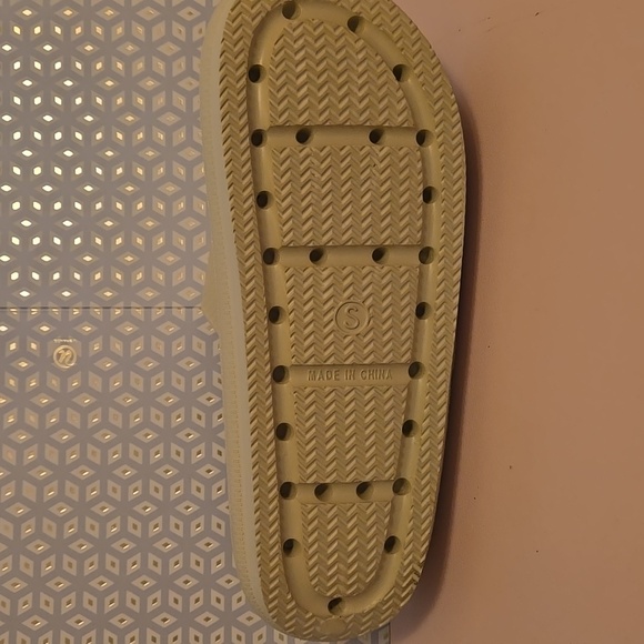 NWOT 32 Degrees Cool Women's Tan Slide Slippers - Picture 5 of 7